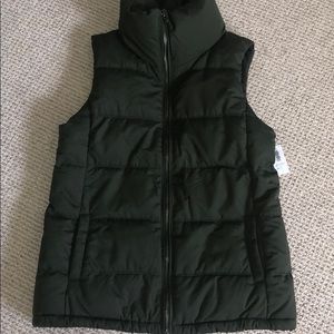 NWT! Women’s dark green puffer vest
